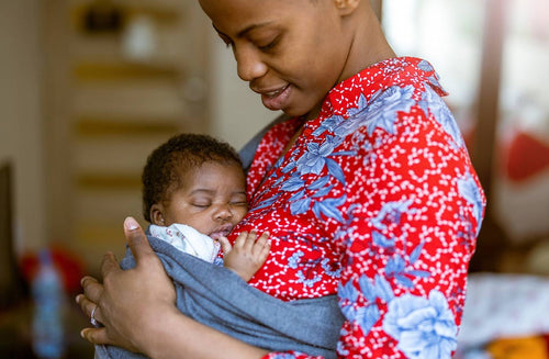 The Benefits of Babywearing—and How to Do It Safely!