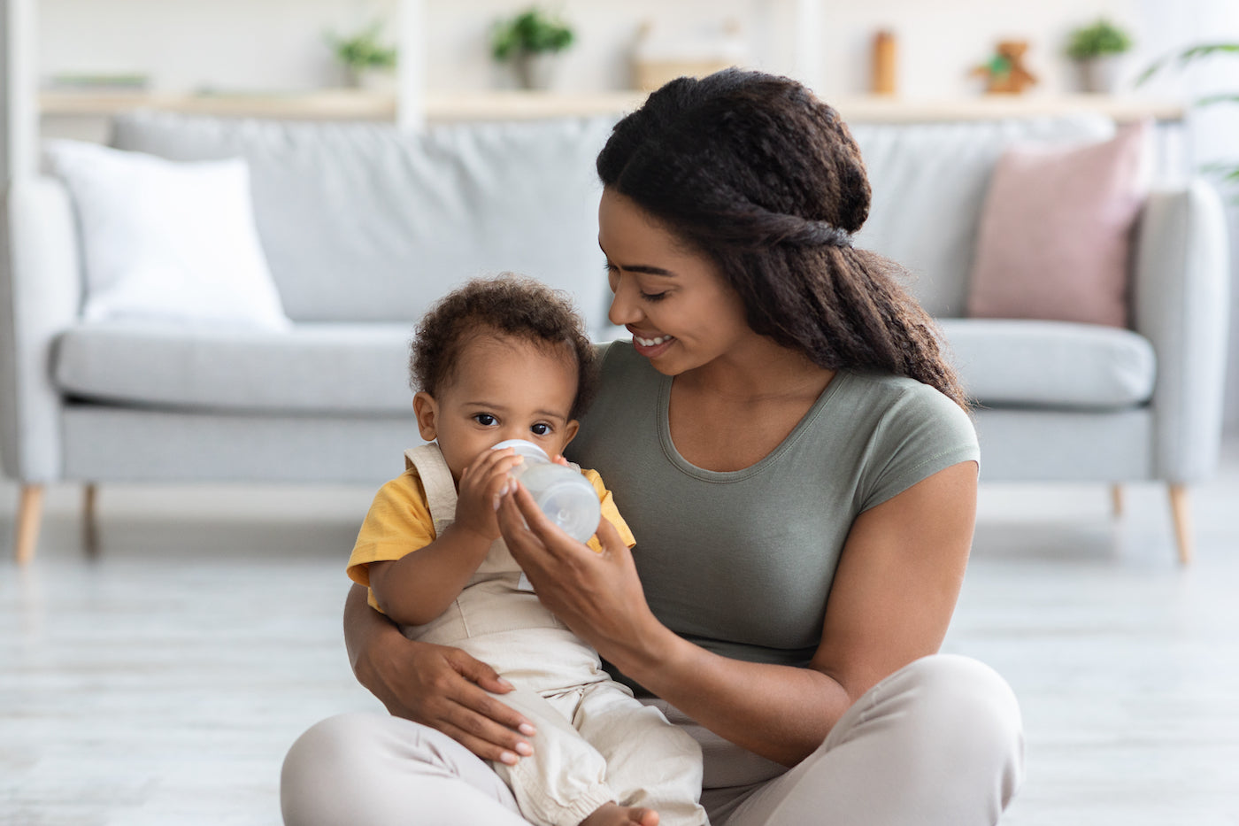 What age should babies drink water? Timing and reasons