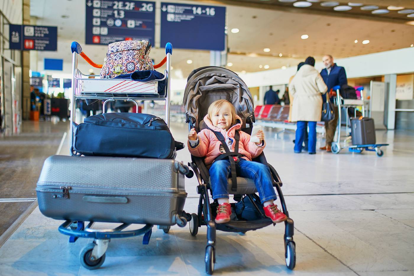 http://www.happiestbaby.com/cdn/shop/articles/toddler-in-airport_1300x@2x.jpg?v=1689272523
