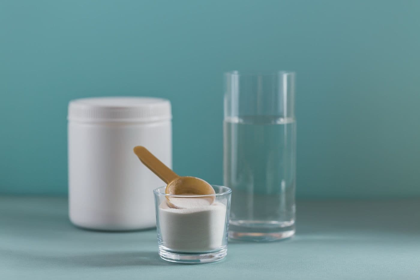 Collagen peptide powder and a glass of water